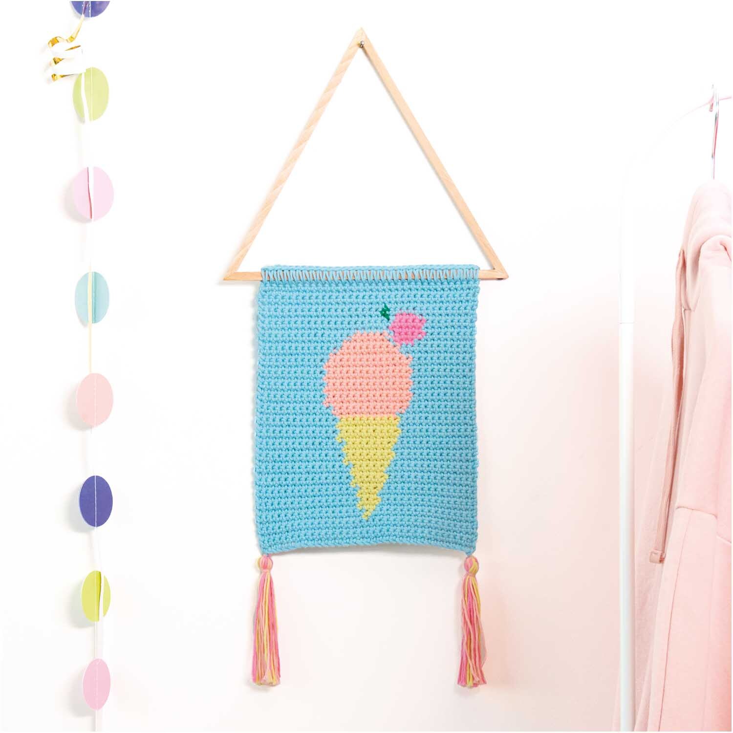 Creative Cotton aran Wandbehang mit Eiscreme-Motiv, gehäkelt in Pastellfarben, dekoriert mit Quasten.