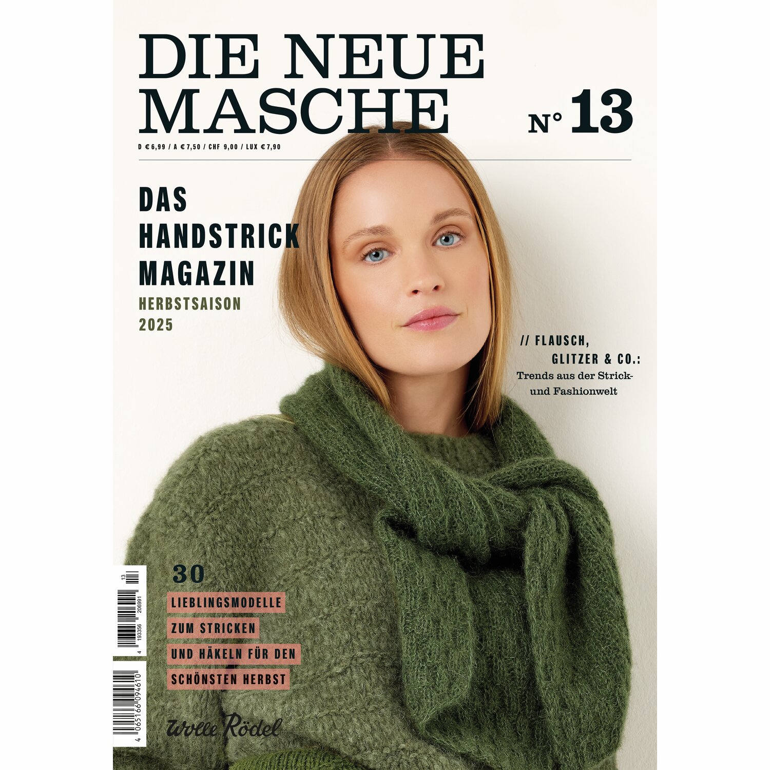 Die Neue Masche No. 13 Herbst: Frau in grünem Strickpullover, präsentiert Handstricktrends.