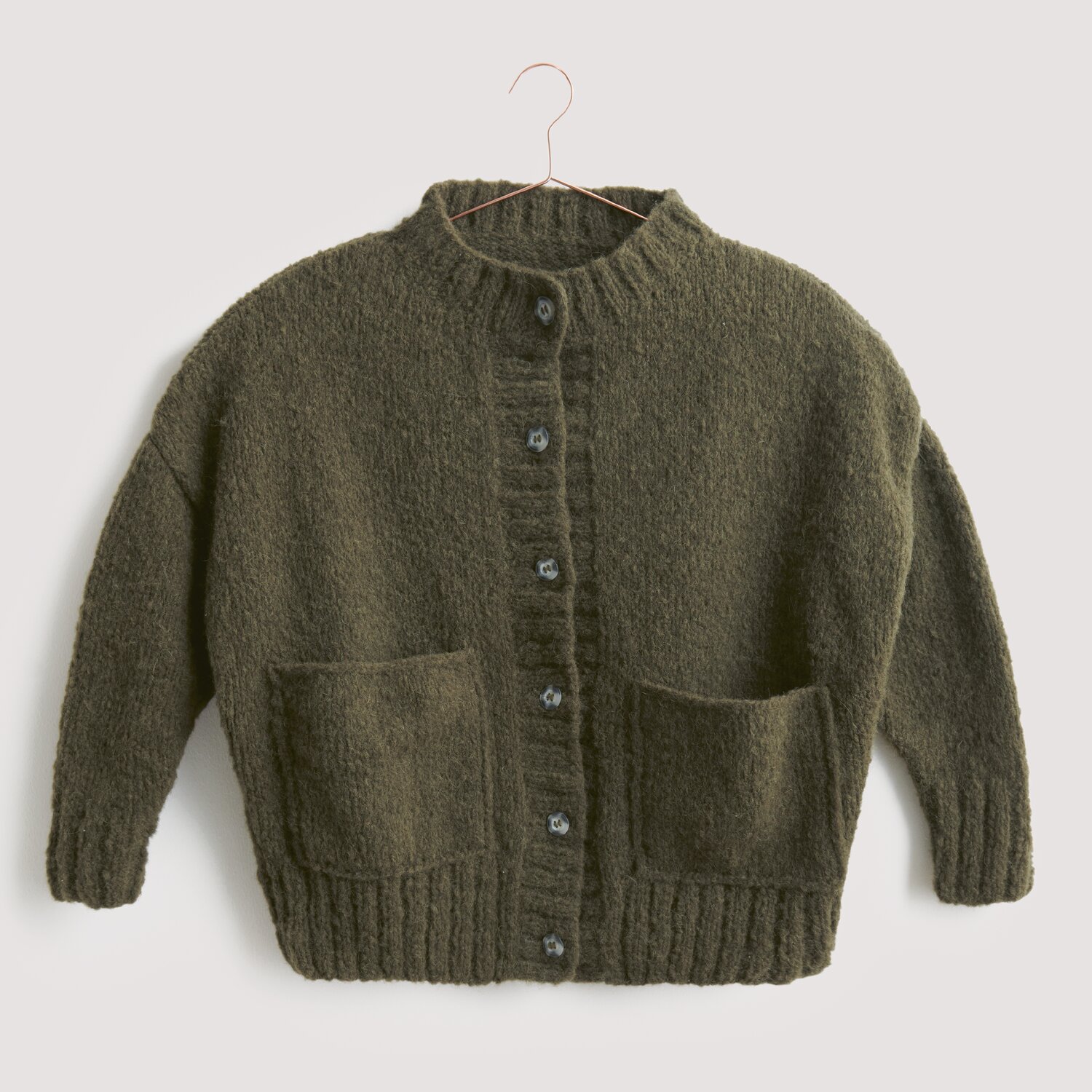 Strickset Jacke Modell 18 aus Luxury Knits: Olivgrüne Strickjacke mit Knopfleiste und Taschen.