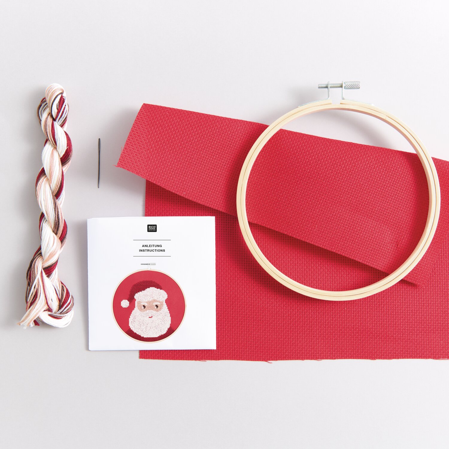 Stickpackung Portrait Santa: Rotes Stickset mit Stickrahmen, Garn und Anleitung, Ø15cm.