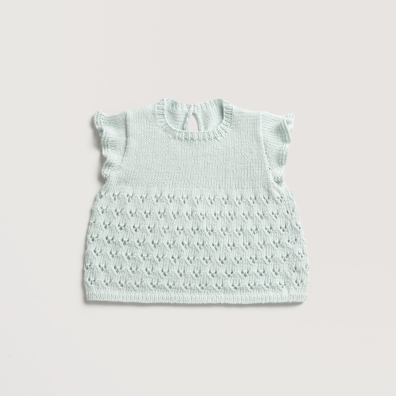 Baby Cozy Organic Cotton Cashmere: Hellblaues Strickoberteil mit zartem Muster, ideal für Babys. Marke: Rico Design.