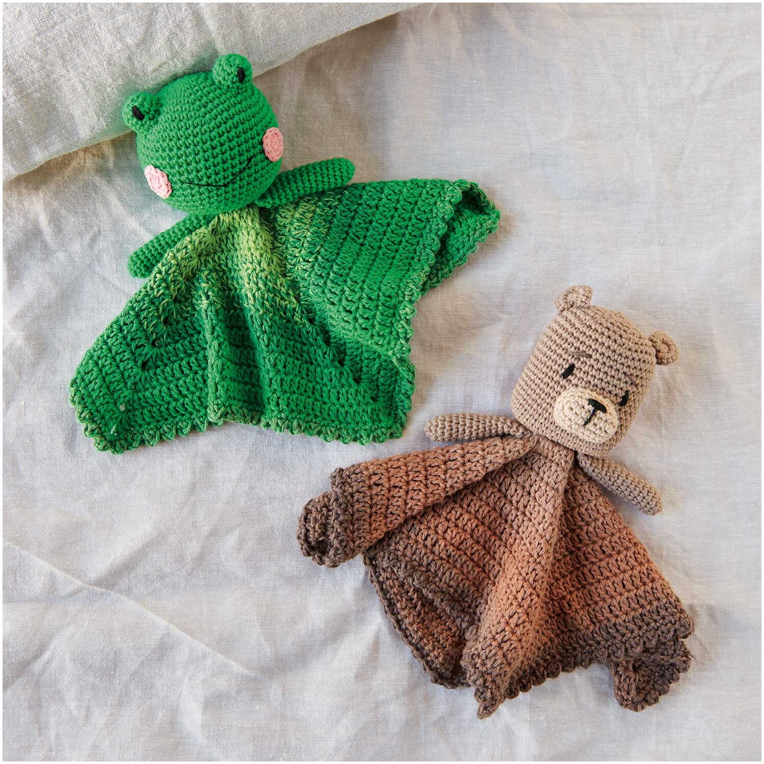 Ricorumi Spin Spin dk 50g Farbe Grün von Rico Design Ricorumi Spin Spin dk: Zwei gehäkelte Kuscheltücher, ein grüner Frosch und ein brauner Bär, auf einem hellen Hintergrund.