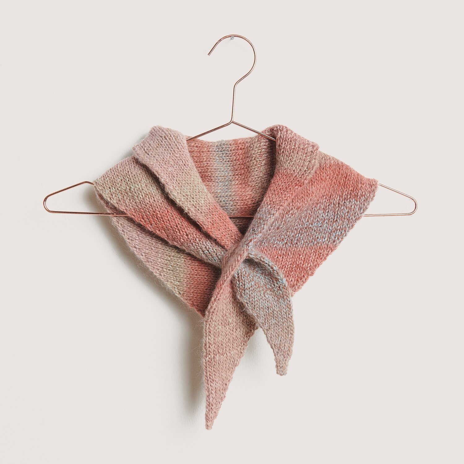 Gestricktes Dreieckstuch Gestricktes Dreieckstuch in Orangetönen