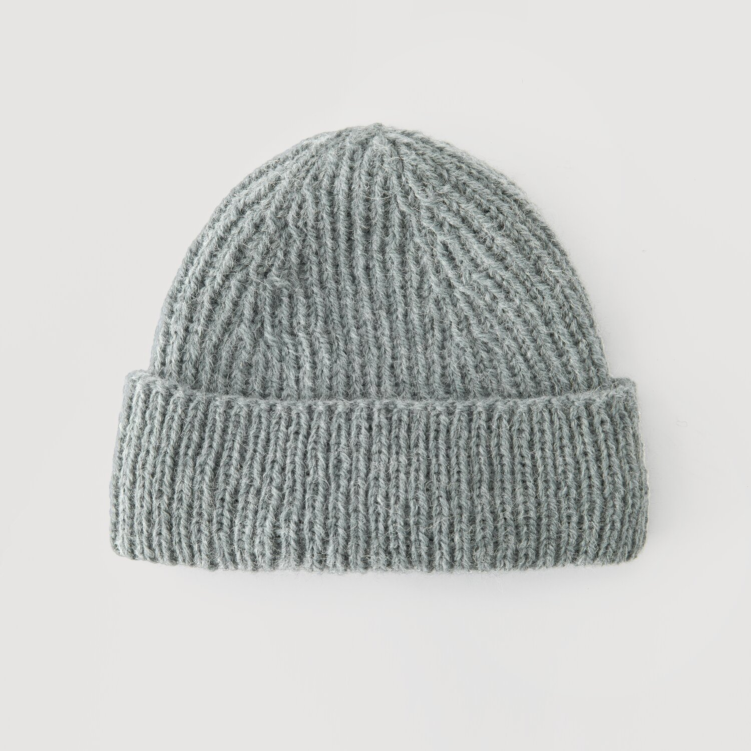 Soft Alpaca 50g 125m Farbe Blau von Rico Design Graue Strickmütze von Modell Legeware, aus weichem Material gefertigt. Die Mütze hat ein schlichtes Design mit umgeschlagenem Rand, ideal für kalte Tage. Perfekt für stilvolle Winteroutfits.