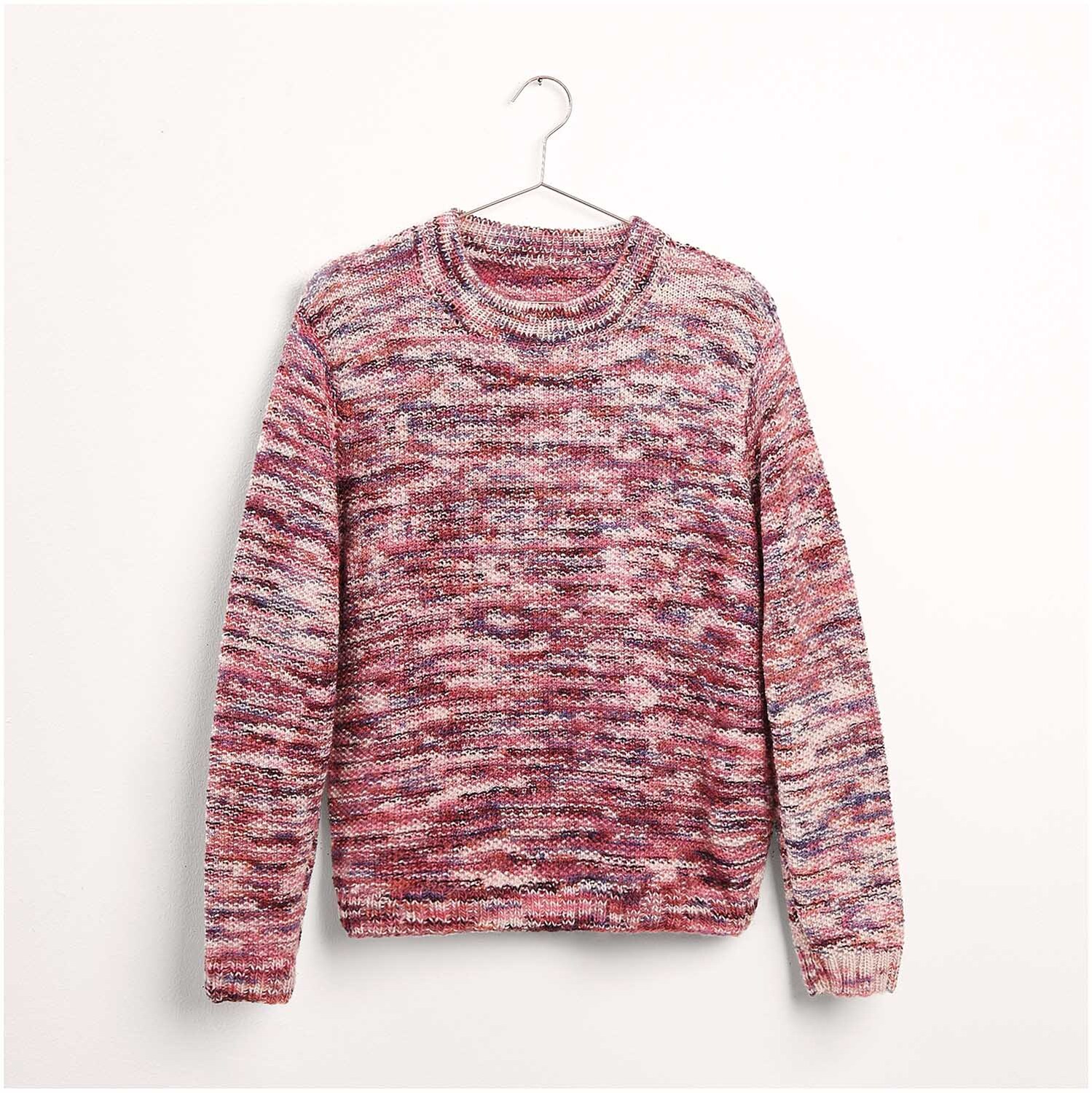 Pullover in melierten Rottönen, präsentiert als Legeware. Strickset Pullover Modell 17 aus "Die Neue Masche Nr. 7". Ideal für stilvolle, handgemachte Mode.