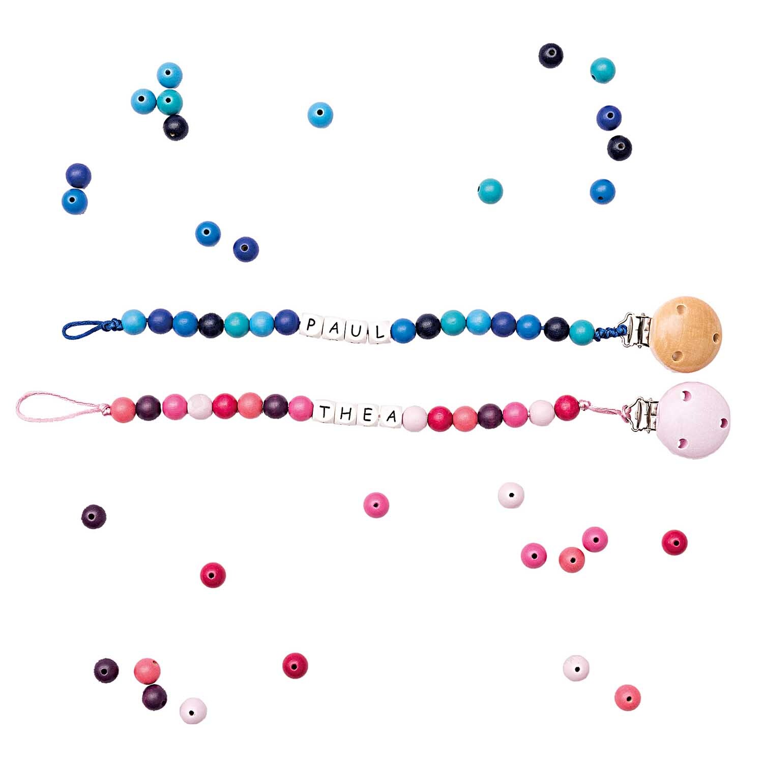 Buchstaben Würfel: Zwei bunte Perlenketten mit Namen, ideal für personalisierte Geschenke von Rico Design.