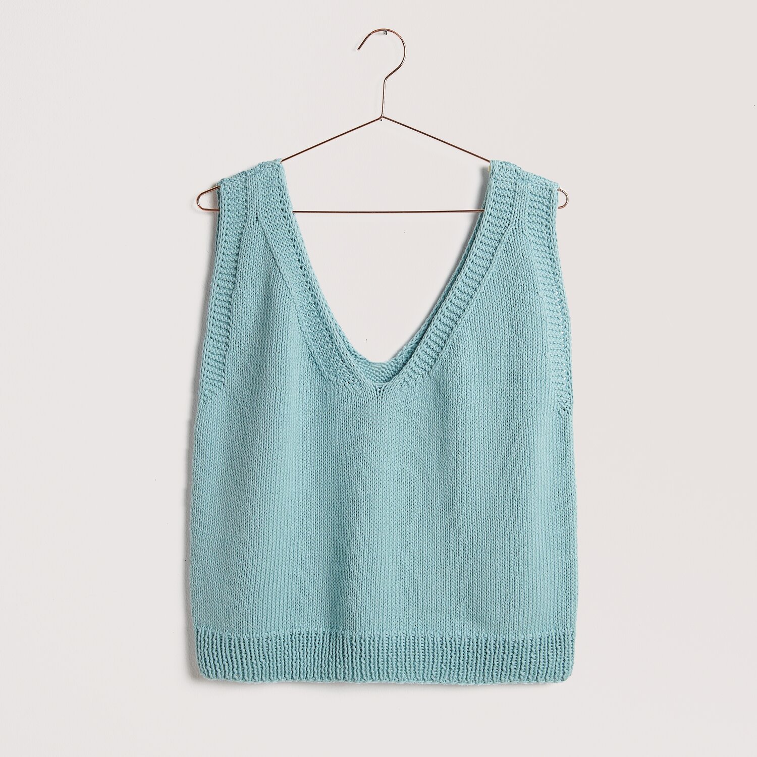 Die Neue Masche No. 12 Frühjahr-Sommer von idee. Creativmarkt Strickset Top Modell 23 aus Die Neue Masche No. 12: Aquamarinfarbenes Stricktop aus Baumwolle, ideal für Frühling und Sommer.