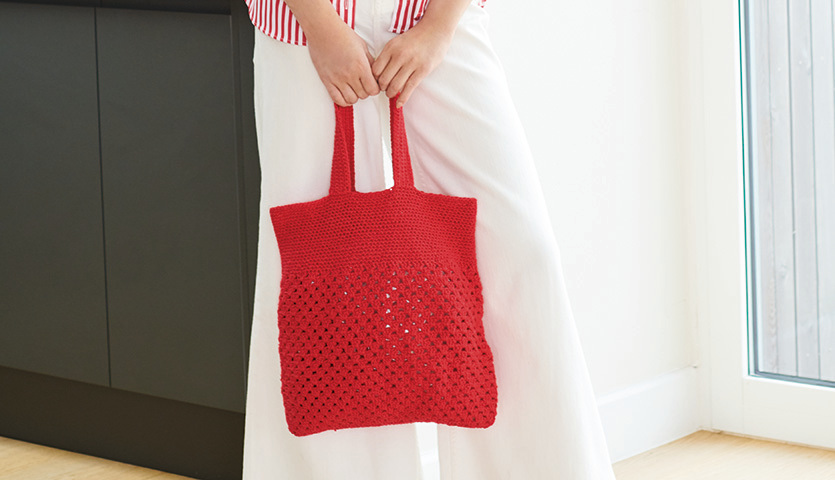 Häkelanleitung Tasche aus Essentials Super Cotton dk Häkelanleitung Tasche aus Essentials Super Cotton dk: Rote, gehäkelte Tasche in Hand gehalten, ideal für den Sommer.