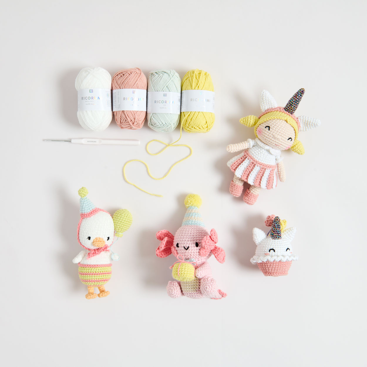 Ricorumi Häkelfiguren auf hellem Hintergrund