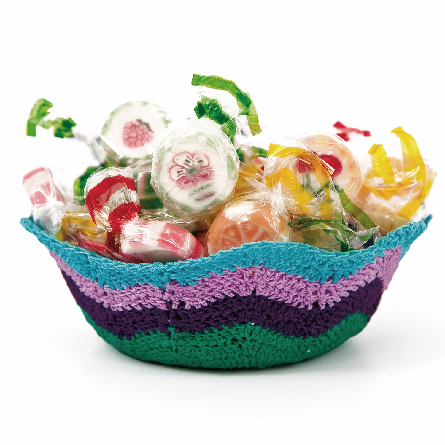 Textilsteif  105g von Rico Design Textilsteif: Bunte, gehäkelte Schale mit Süßigkeiten, dekoriert in lebhaften Farben, ideal für kreative Dekorationen.