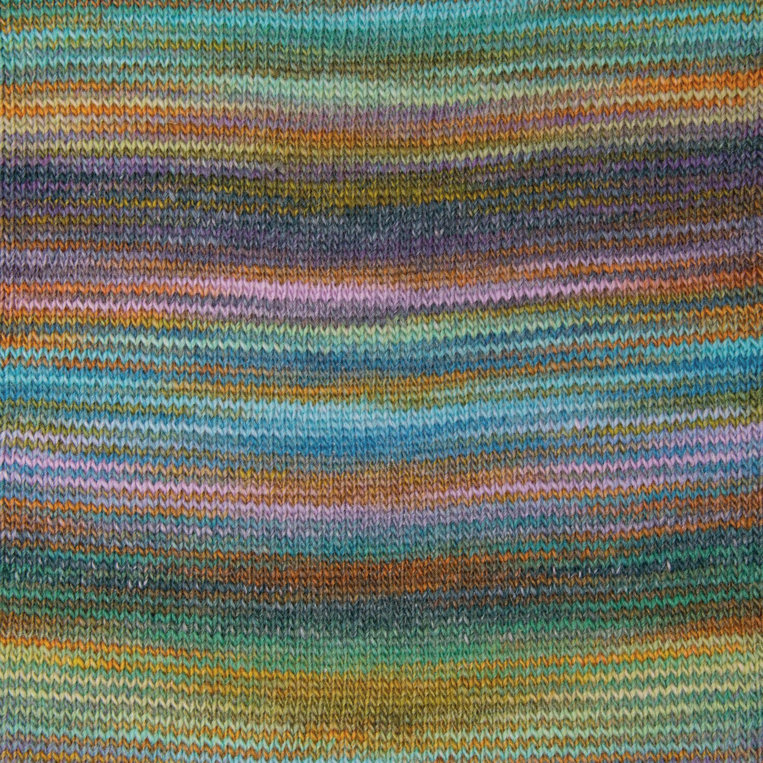 Creative Melange aran Wonderball, gestrickt in Flieder-Türkis, zeigt bunte Streifenmuster.
