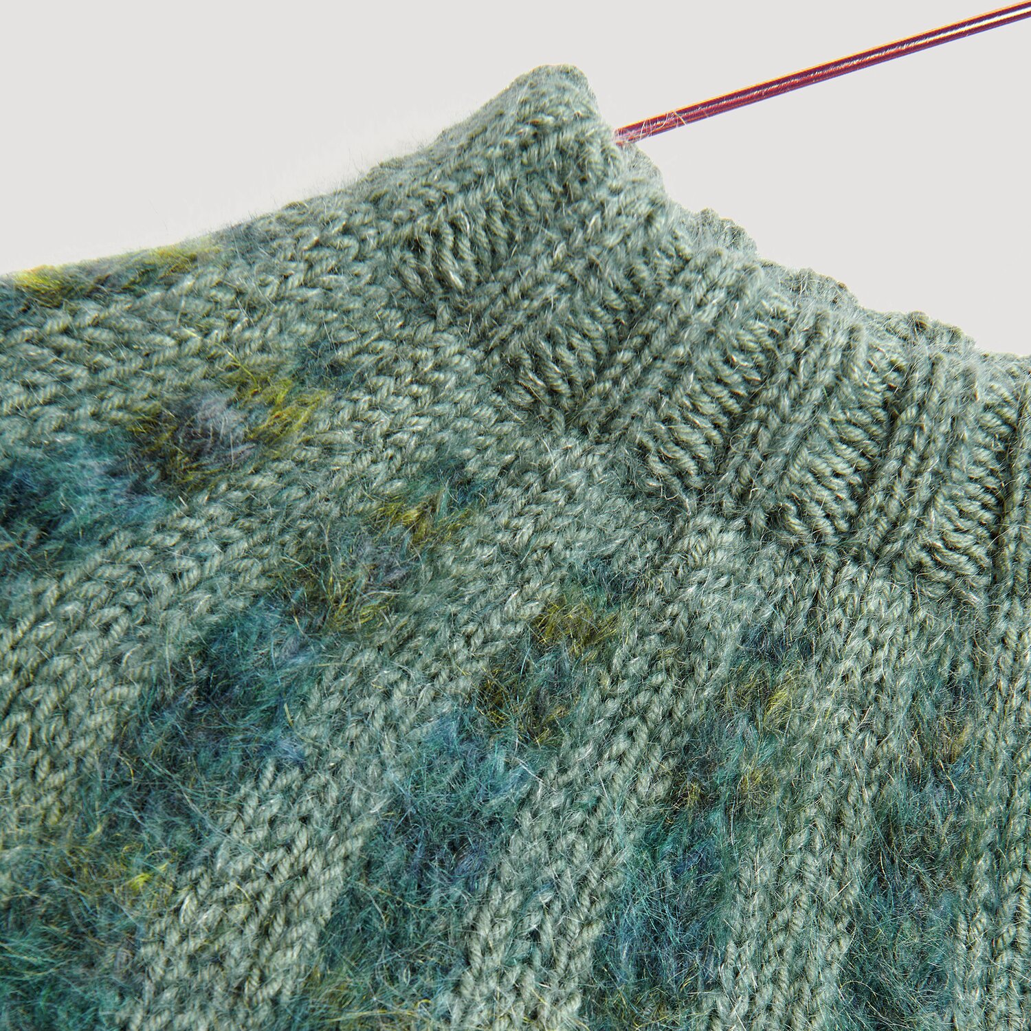 Essentials Merino dk: Gestrickter Pullover in Efeu mit modischem Mohair-Print, ideal für Herbstmode.