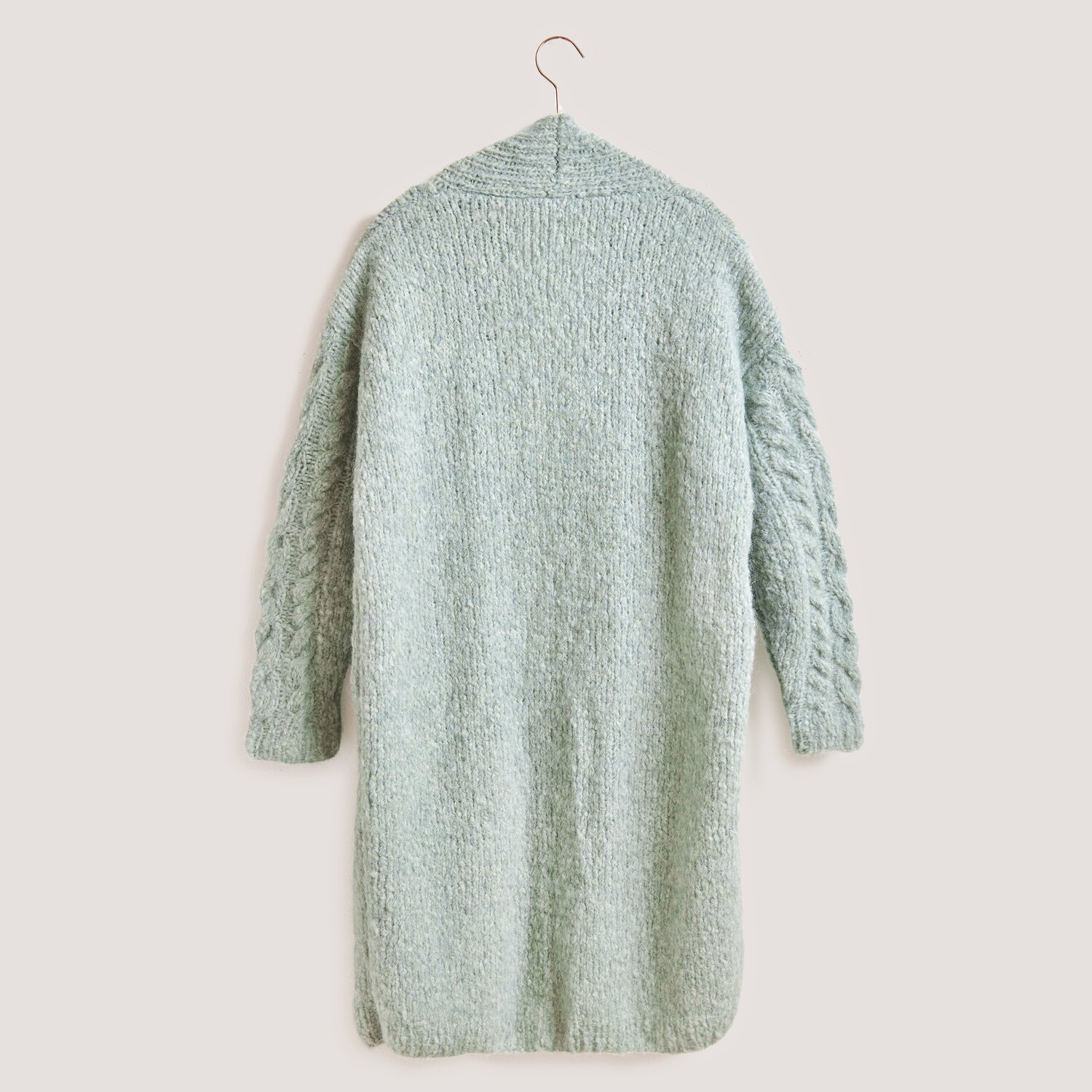 Fashion Alpaca Superfine Heavens Uni, gestrickter Mantel in Mint, präsentiert auf einem Kleiderbügel. Ideal für Herbstmode.