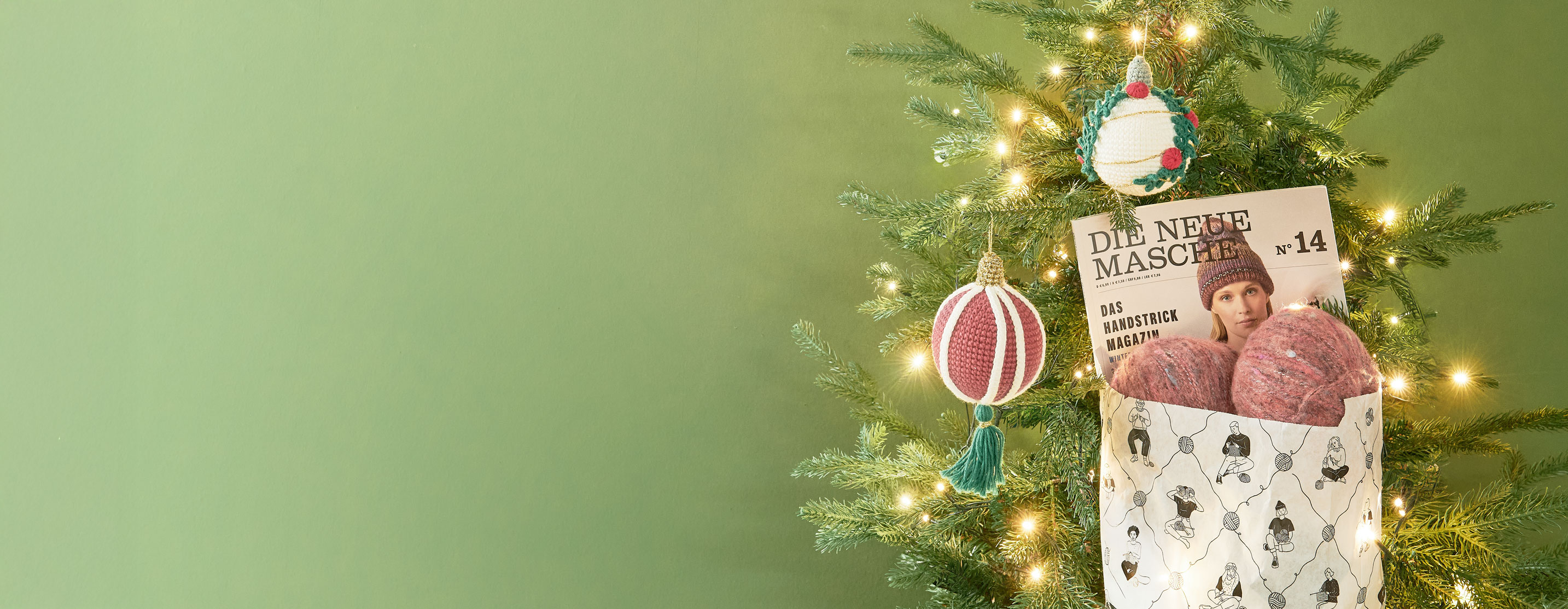 Tannenbaum mit Strickset und gehäkelten Weihnachtskugeln