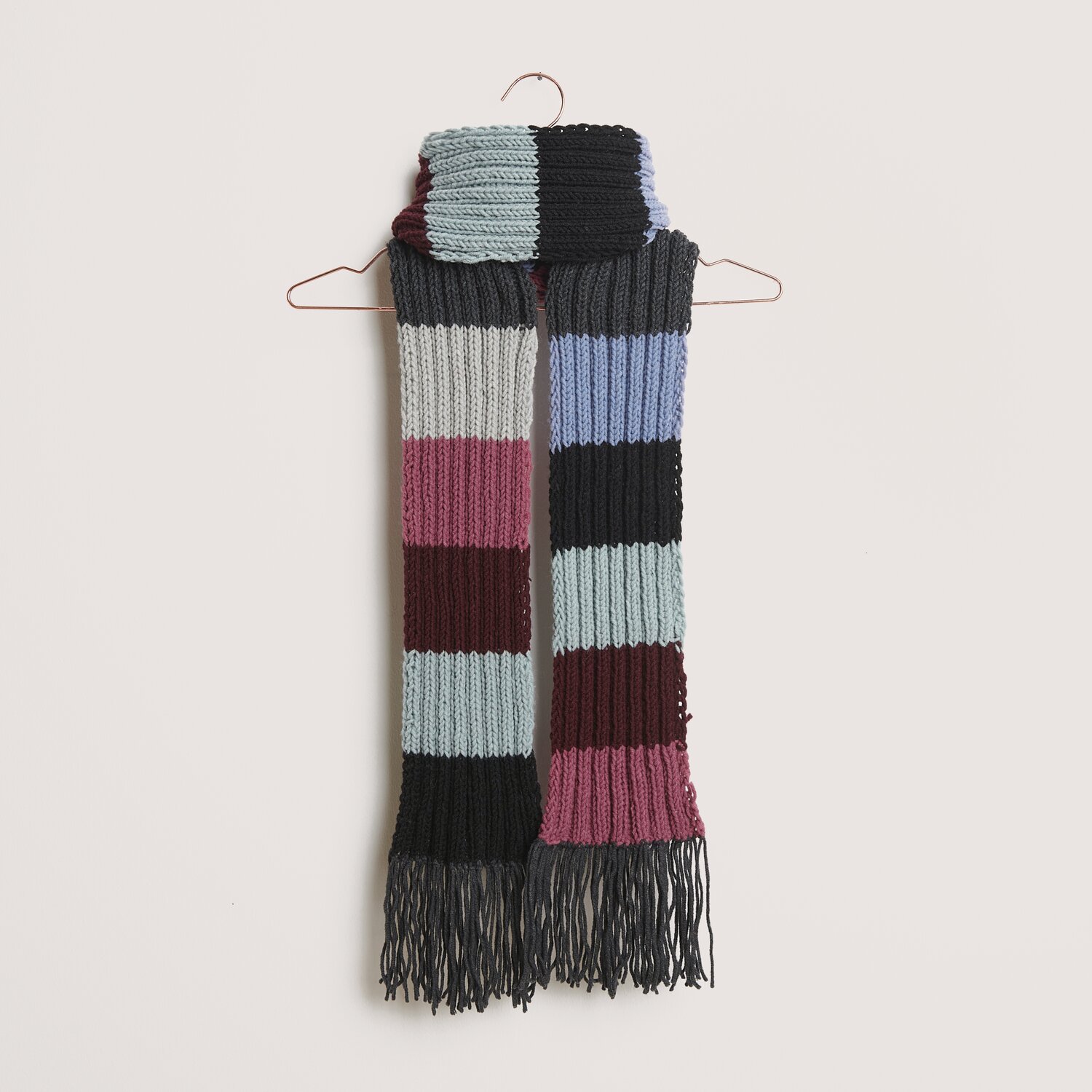 Gestreifter, gestrickter Schal mit Fransen Gestreifter, gestrickter Schal mit Fransen