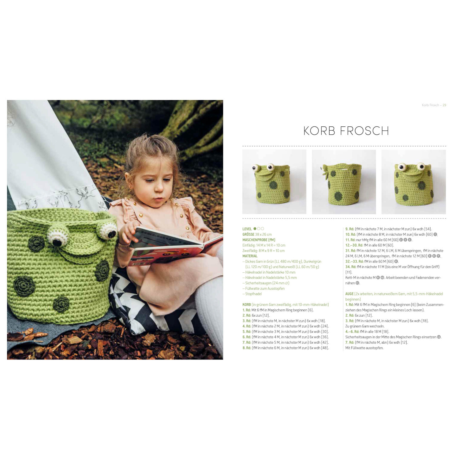 Tierisch süße Rucksäcke & Taschen häkeln: Kind liest neben grünem Froschkorb im Freien.