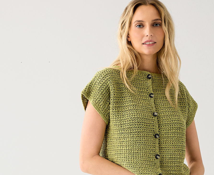 Frau trägt grüne Häkelweste