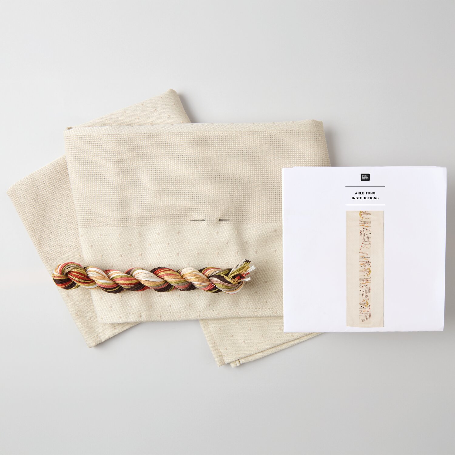 Stickpackung Gezählter Kreuzstich Tischband Blumen und Gräser von Rico Design