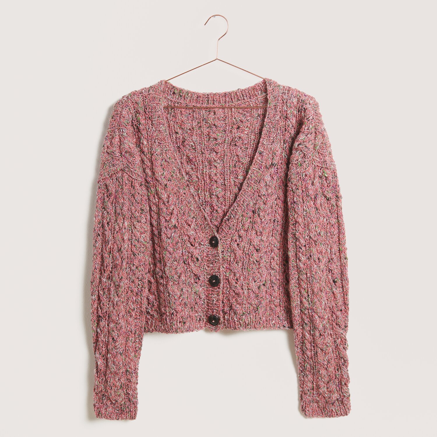 Strickset Jacke Modell 14 aus Die Neue Masche Nr. 9, rosa, mit Zopfmuster und Knöpfen. Ideal für Frühjahr-Sommer.