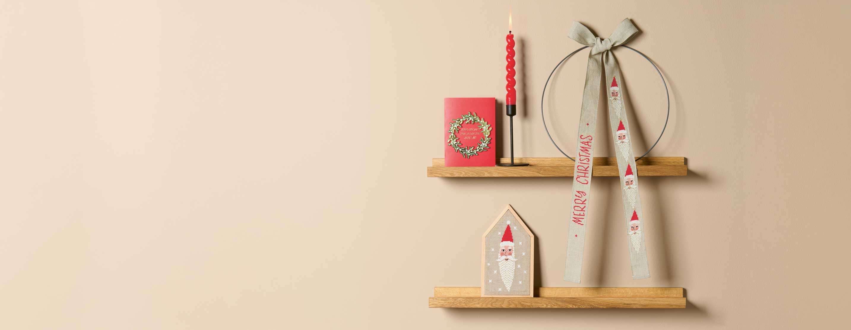 Wandregal mit weihnachtlichen Stickboldern auf Bild, Schleife