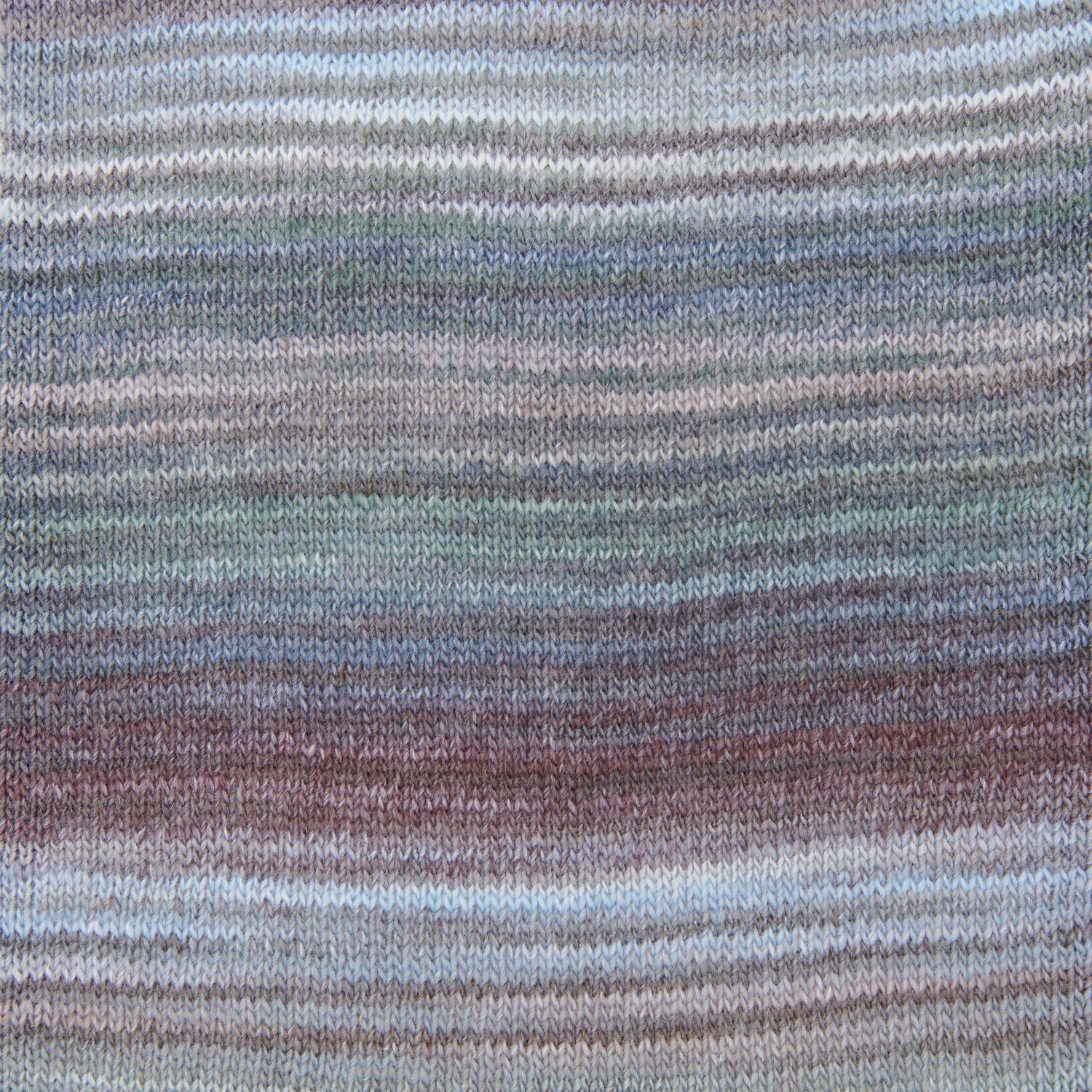 Creative Melange aran Wonderball: Gestricktes Muster in sanften Blau-, Grau- und Brauntönen. Ideal für vielseitige Strickprojekte.
