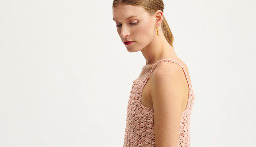 Häkelanleitung Top aus Essentials Organic Cotton aran Häkelanleitung Top aus Essentials Organic Cotton aran: Frau trägt rosa gehäkeltes Top.