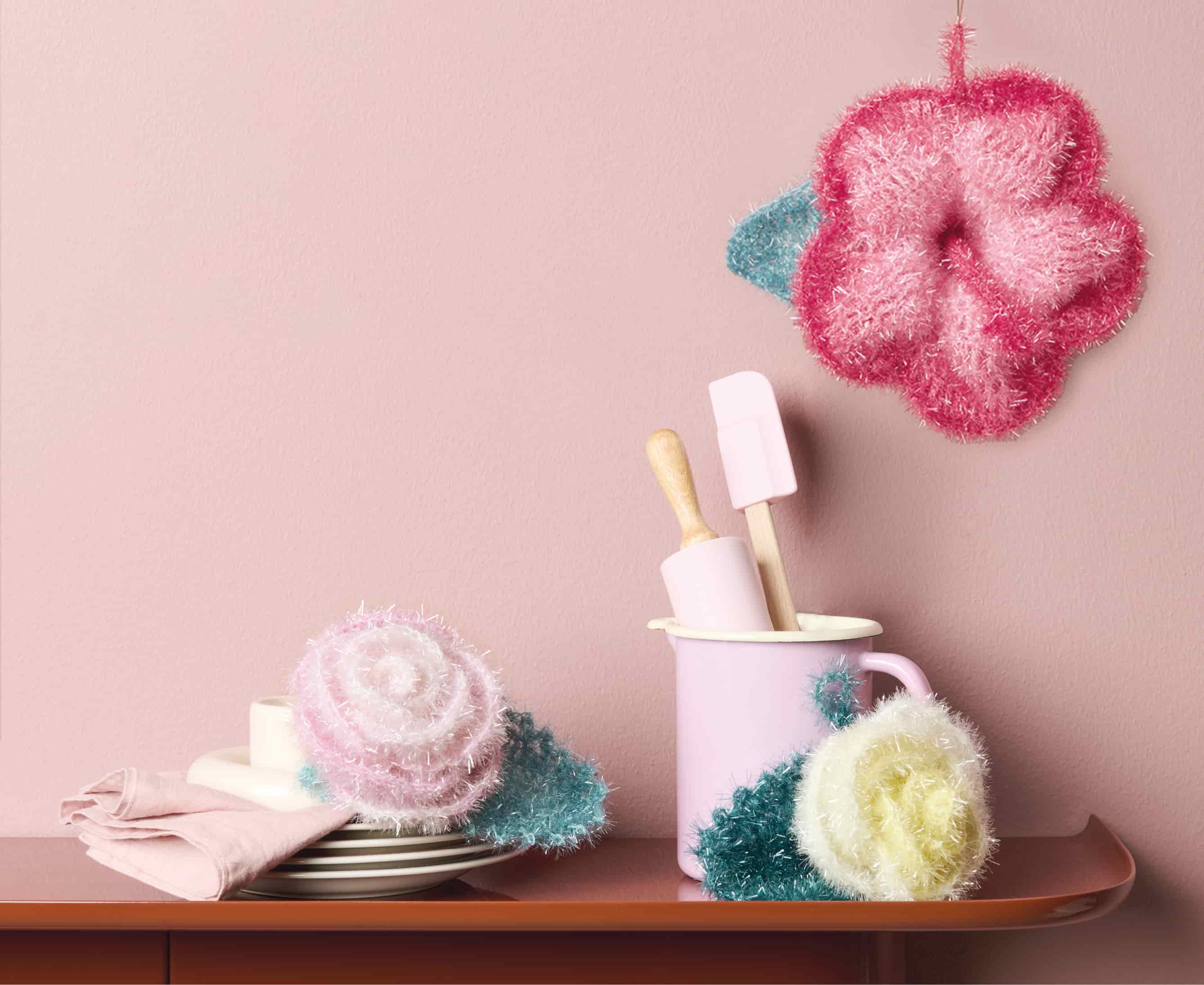 Gehäkelte Blumen-Spülschwämme hängen im Badezimmer