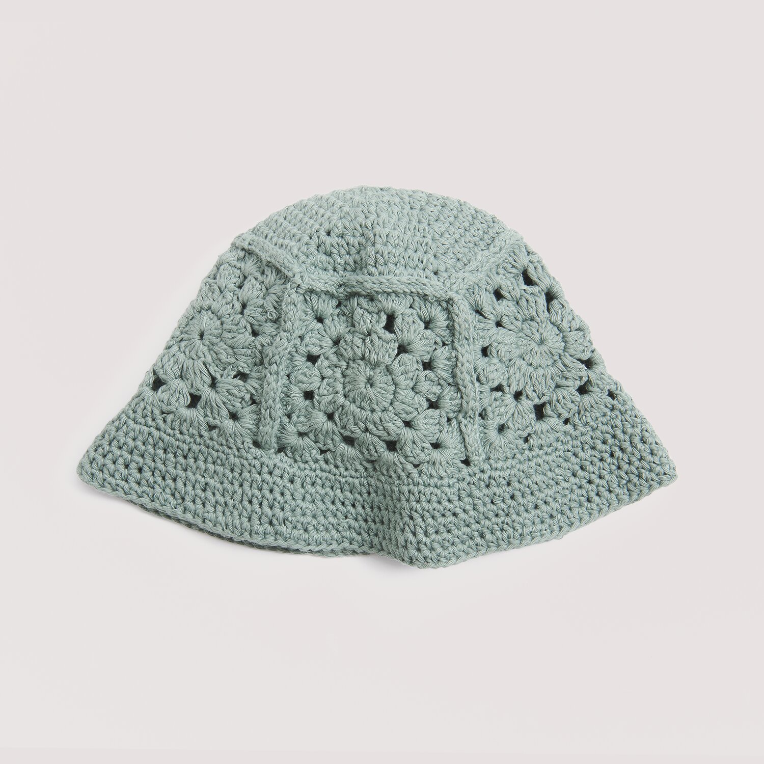 Cotton Universal: Handgehäkelter Hut in zartem Grün mit Blumenmuster, ideal für Frühling und Sommer.