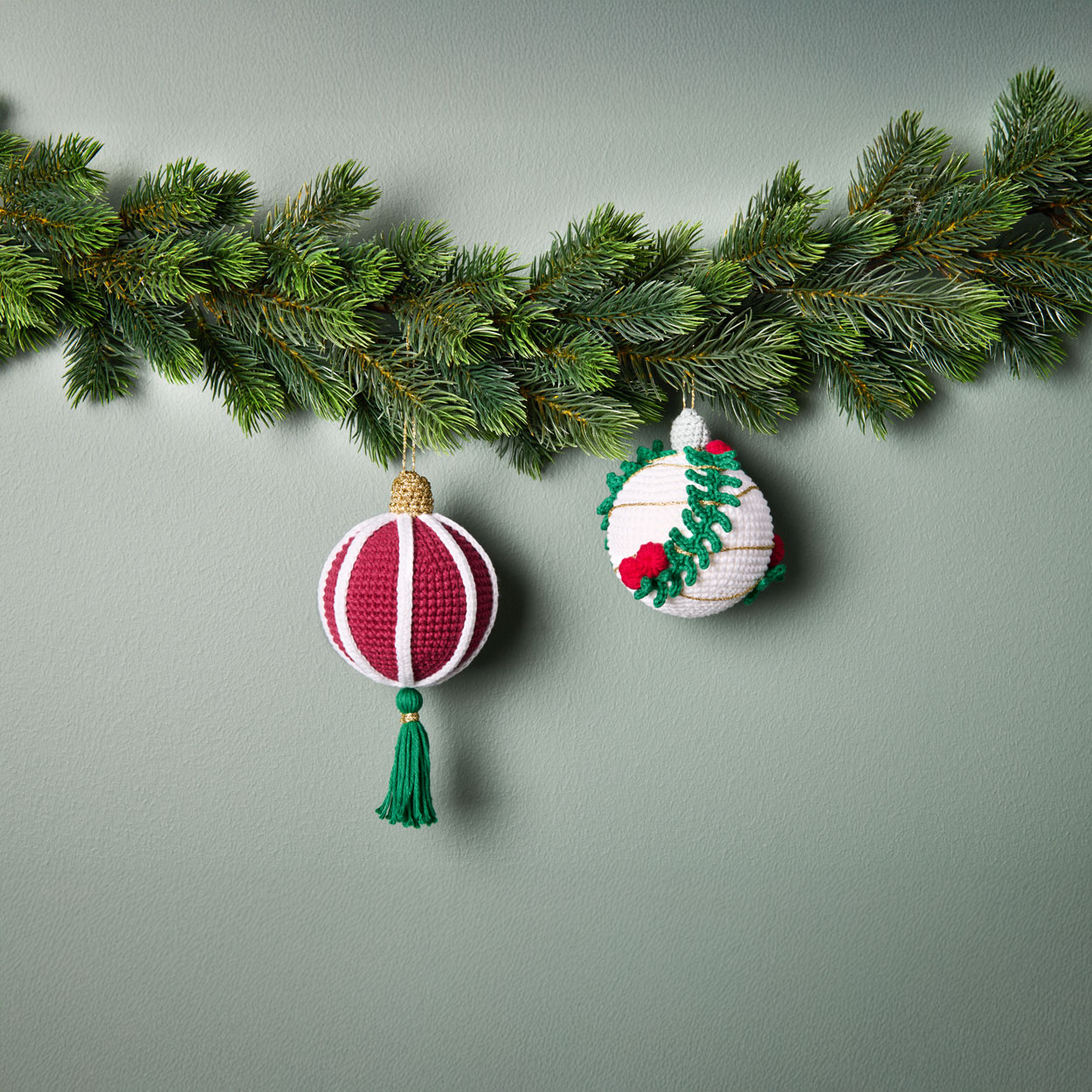 Gehäkelte Weihnachtskugeln Gehäkelte Weihnachtskugeln hängen an Tannengirlande