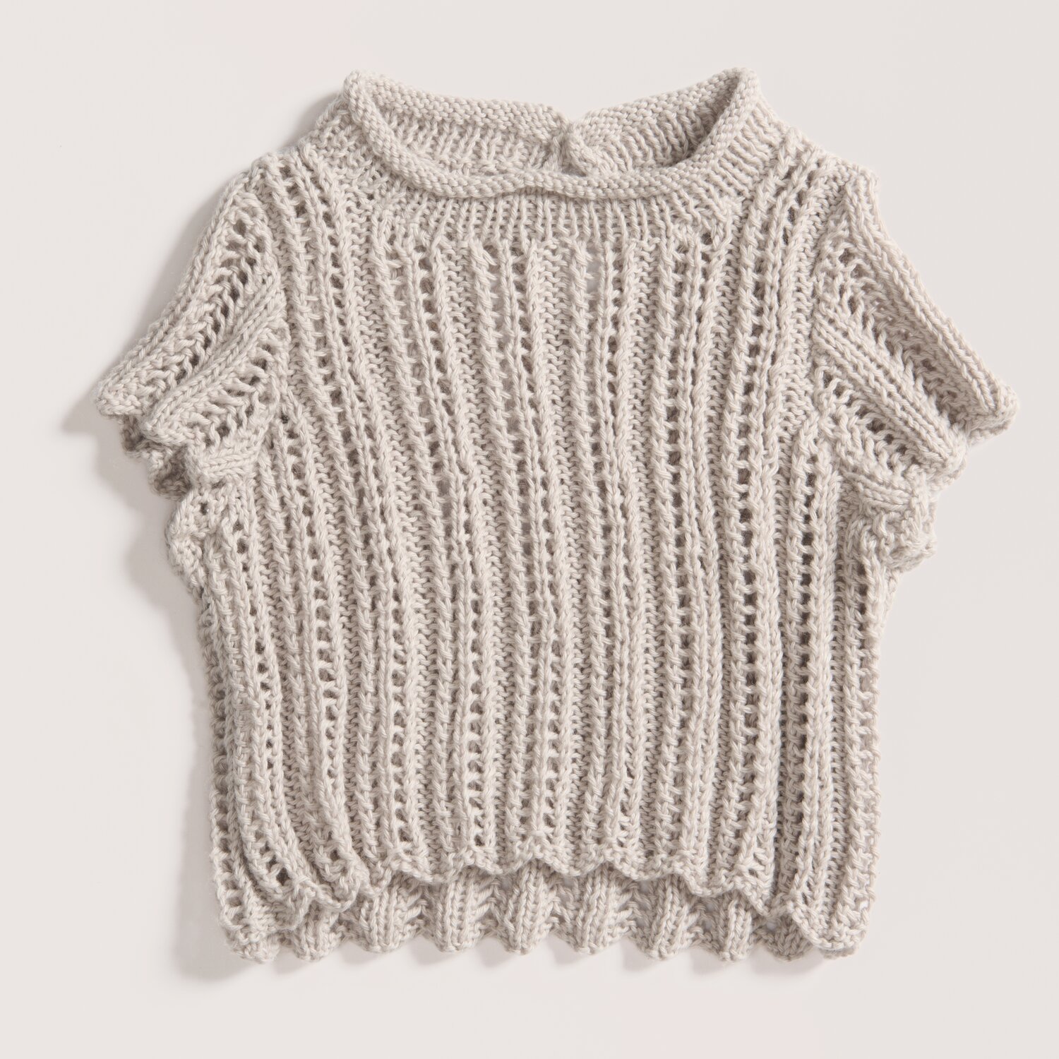 Rico Baby 043: Handgestricktes Oberteil aus weichem, taupefarbenem Baumwoll-Kaschmir-Garn. Ideal für Babys, atmungsaktiv und hautfreundlich.