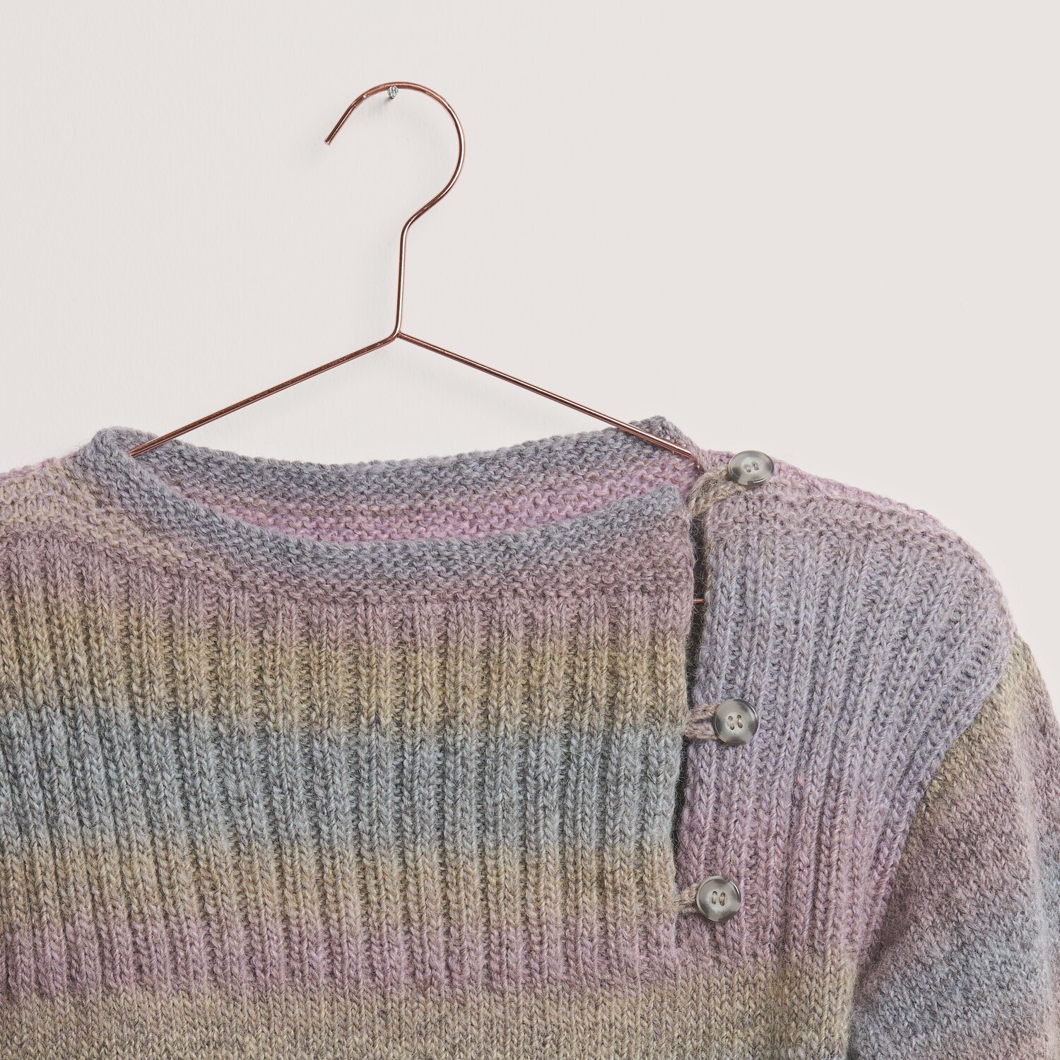 Creative Melange Alpaca Wonderball dk 100g 300m Farbe Pastels von Rico Design Creative Melange Alpaca Wonderball dk Pullover in sanften Pastelltönen mit Knopfleiste.