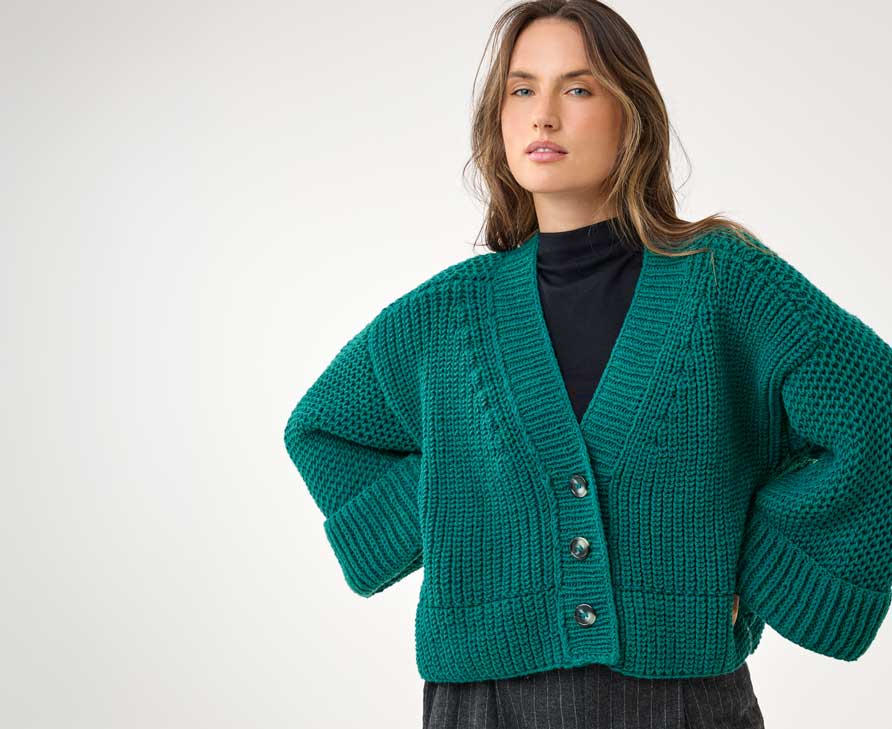 Frau trägt grüne Strickjacke