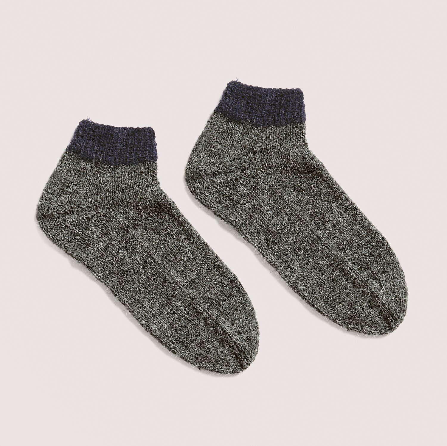 Luxury Knits - Premium Natural Fibres Socken aus Alpaka in Grau mit marineblauen Bündchen.
