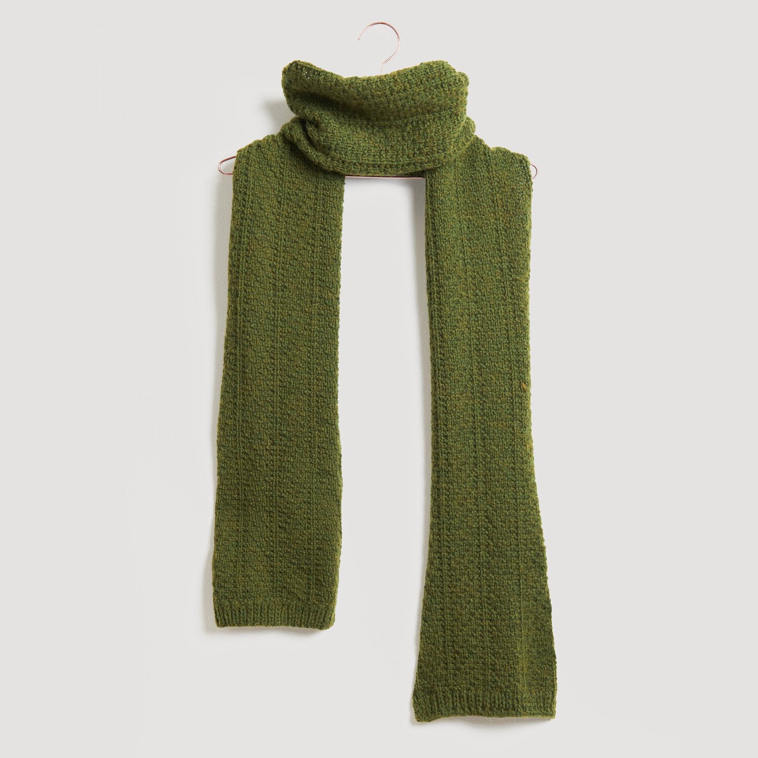 Grüner Schal von Modell Legeware, aus weichem Strickmaterial. Perfekt für kalte Tage, bietet er sowohl Stil als auch Wärme. Ideal für modische Winteroutfits.