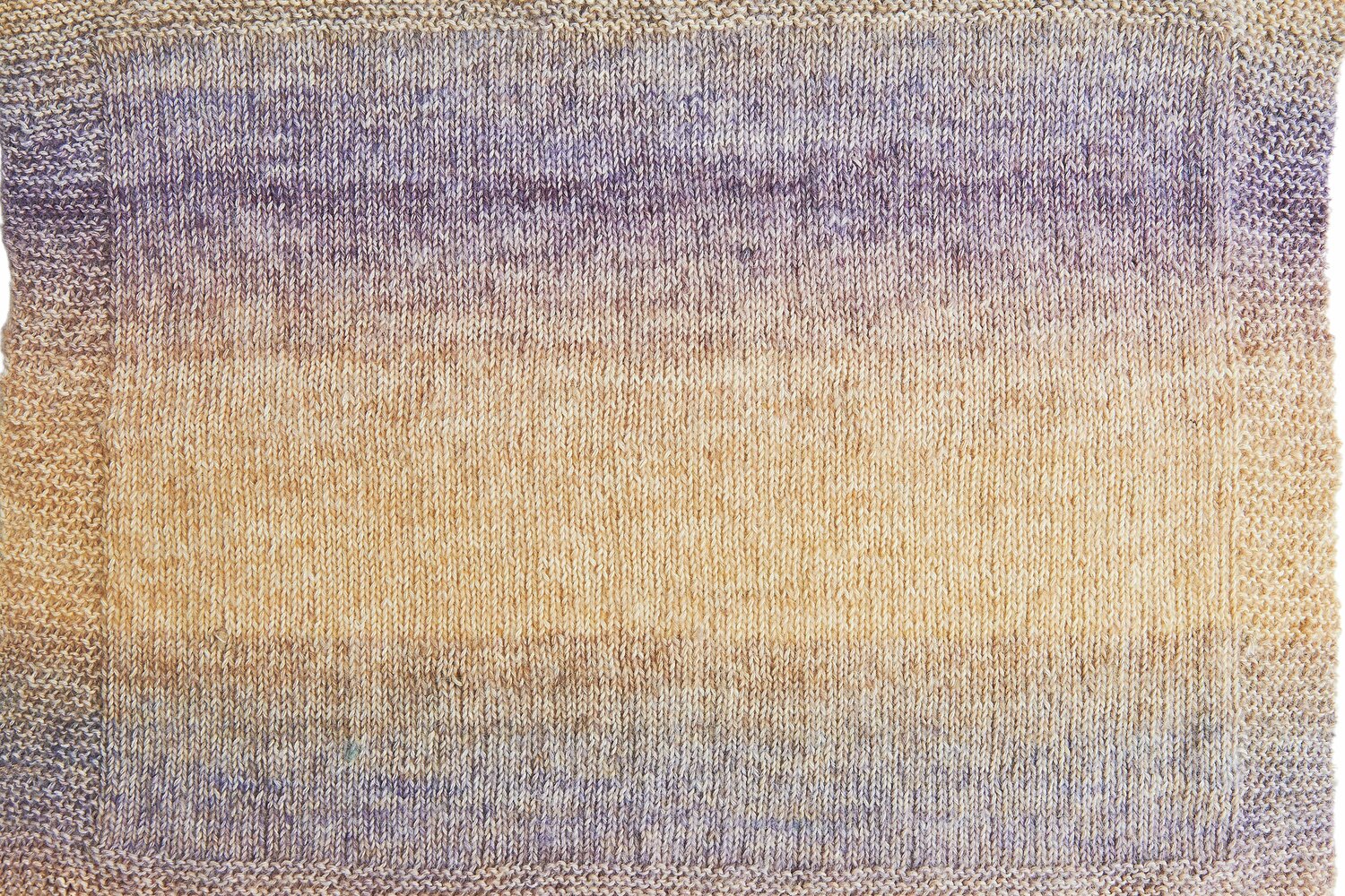 Creative Painted Power Cotton dk, sanfte Farbverläufe in Beige und Lila, gestricktes Muster.