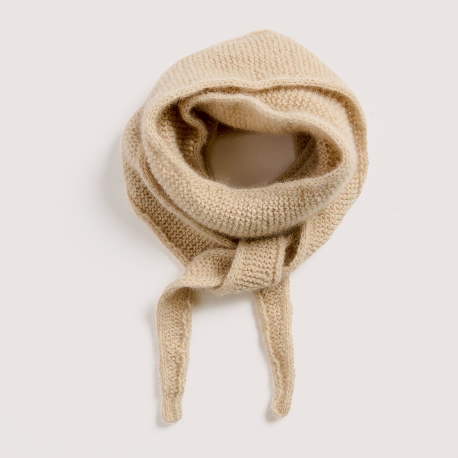 Strickset Dreieckstuch groß Modell 17b aus Luxury Knits Little Pieces, weich gestricktes Dreieckstuch mit langen Enden, locker gewickelt auf hellem Hintergrund