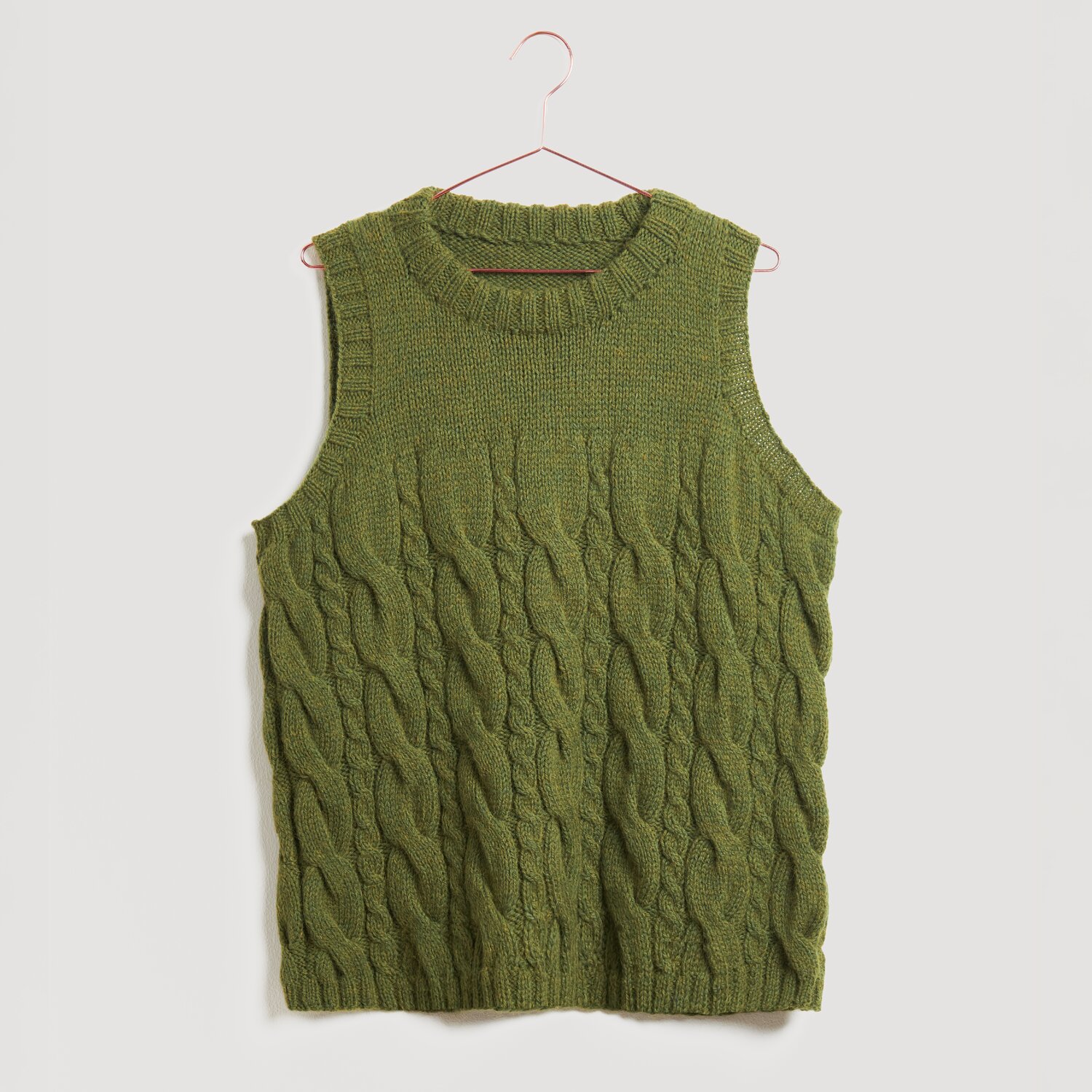 Ärmelloser, olivgrüner Strickpullover mit Zopfmuster, aufgehängt an einem Kleiderbügel. Marke: Modell Legeware. Perfekt für einen stilvollen, lässigen Look.