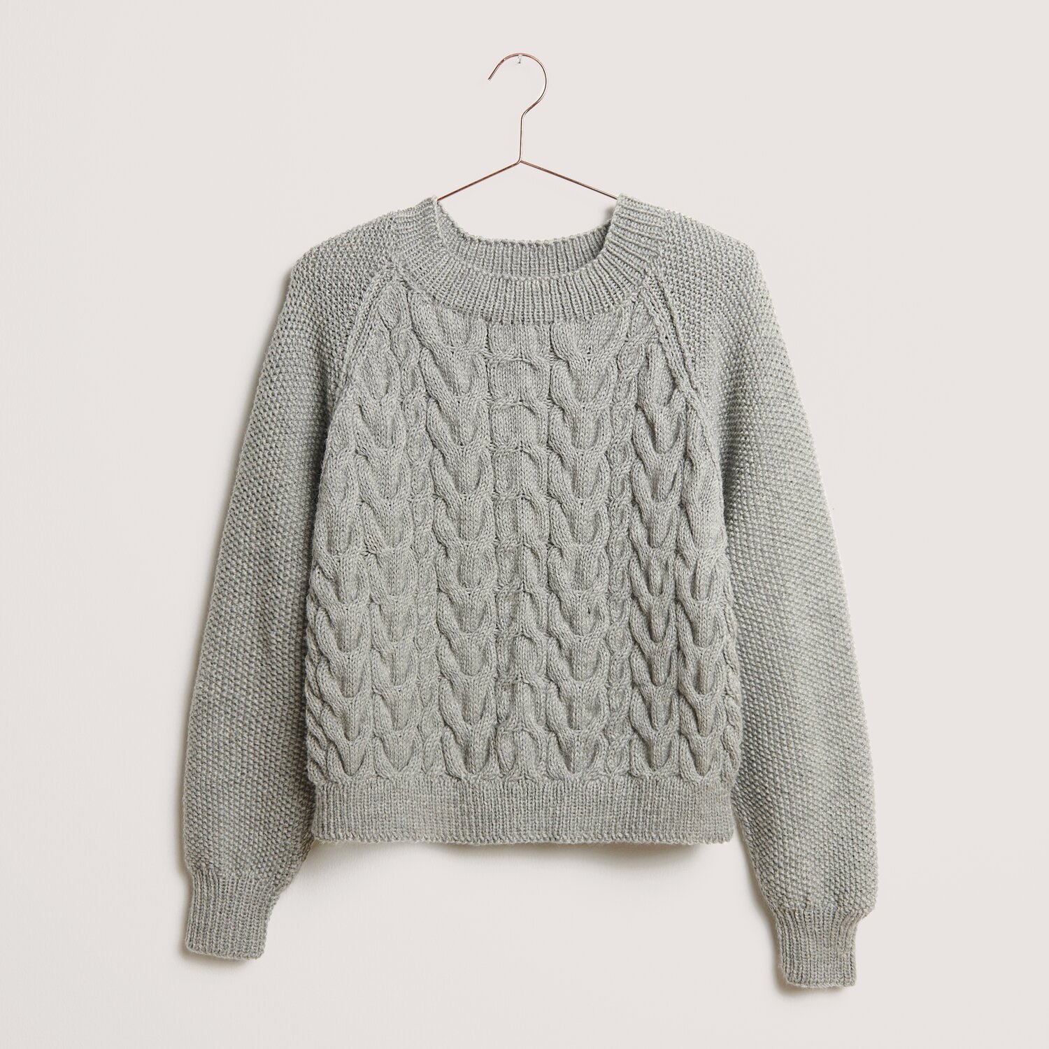 Essentials Soft Merino aran 50g 100m Farbe Hellgrau von Rico Design Essentials Soft Merino aran Pullover in Hellgrau mit Zopfmuster, gestrickt aus weicher Wolle. Ideal für kühle Tage, stilvoll und bequem.