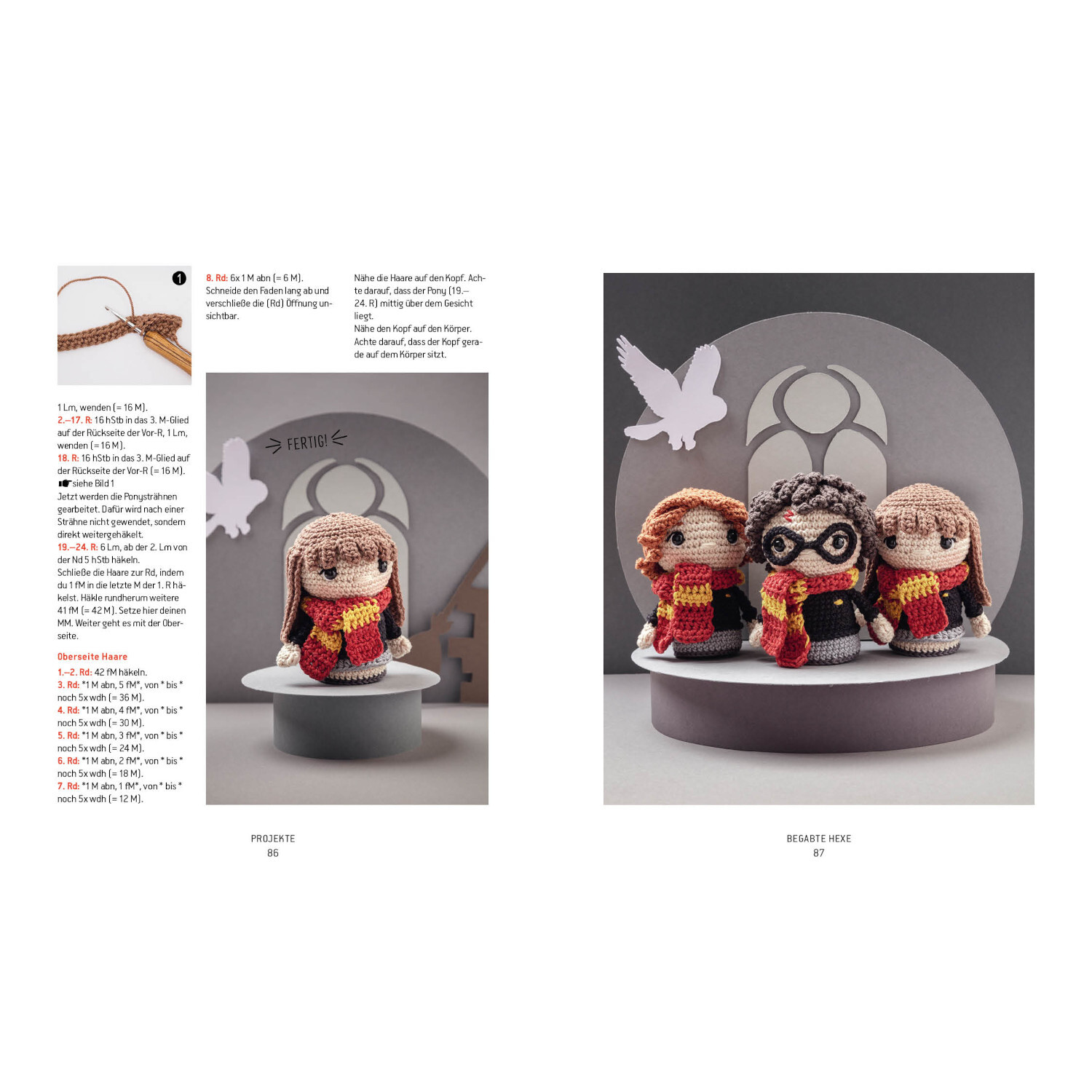 Helden der Kindheit - Die Minis: Drei gehäkelte Figuren in bunten Schals auf grauem Podest.