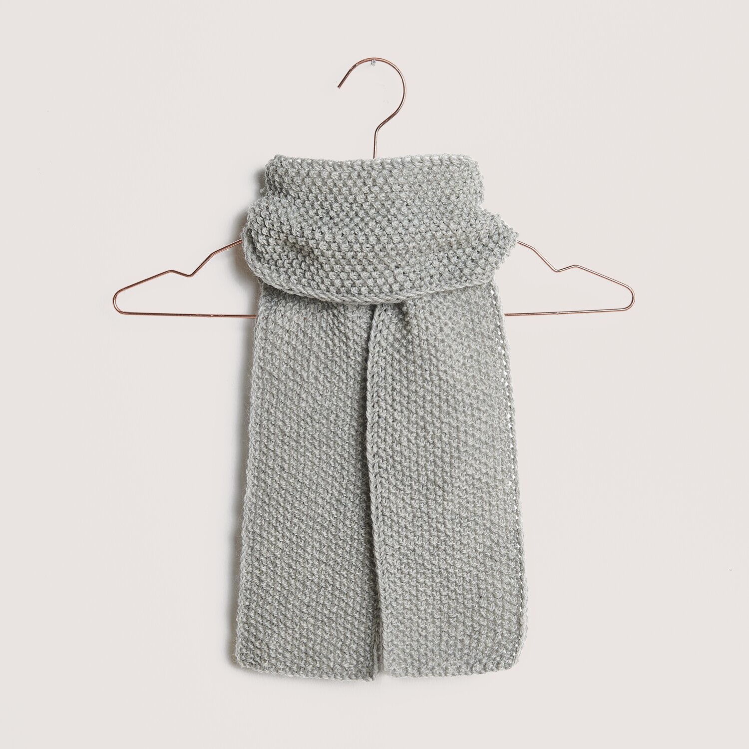 Gestrickter Schal in grau Gestrickter Schal in grau