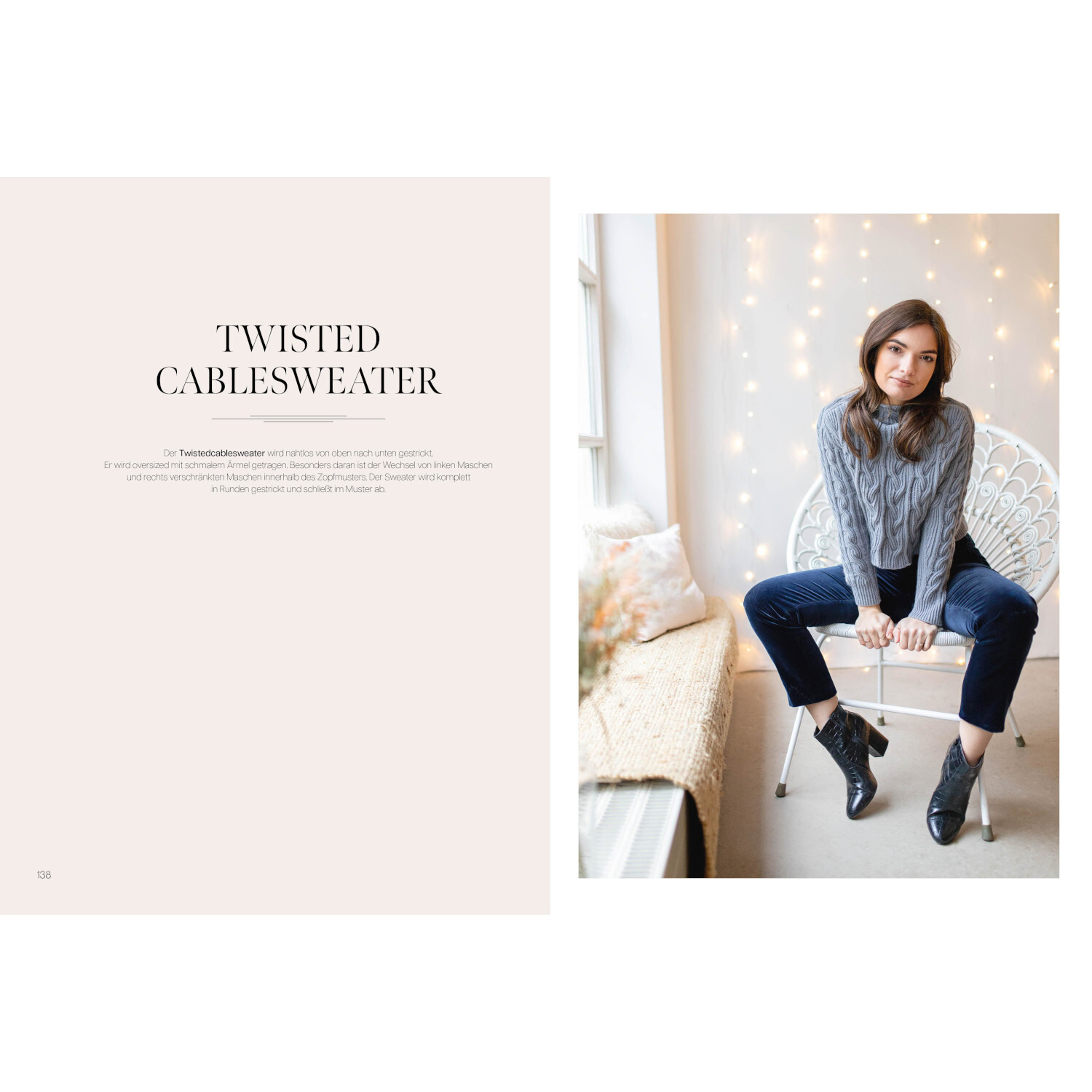 Twisted Cablesweater: Frau in grauem Strickpullover sitzt auf weißem Stuhl, umgeben von Lichterketten.