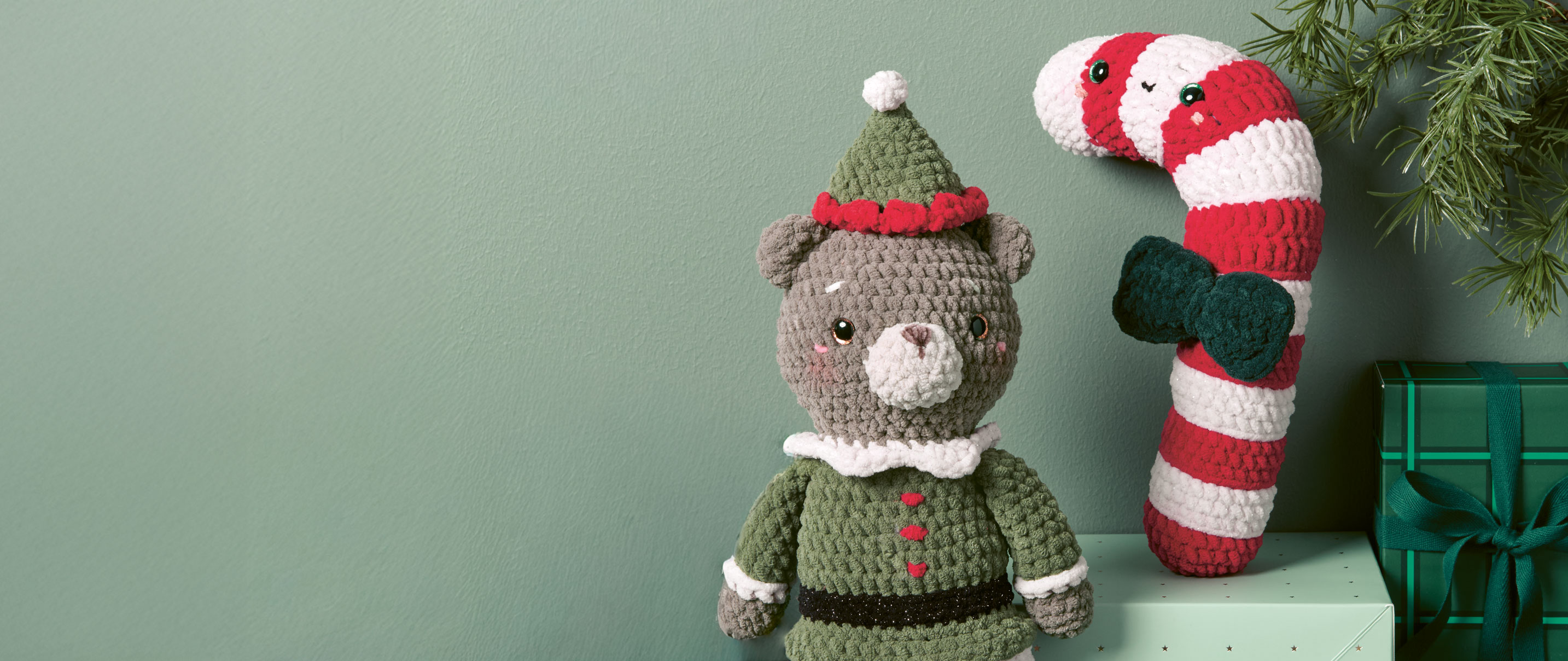 Gehäkelte Chenillove Figuren: Weihnachtsbär und Zuckerstange