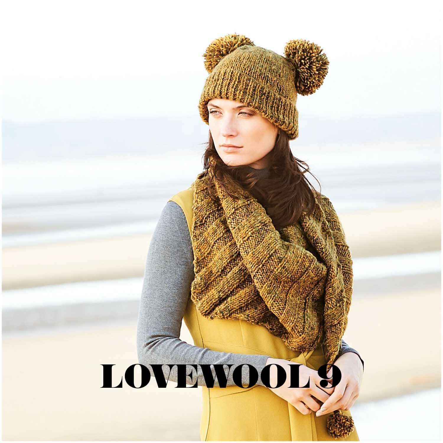 Fashion Alpaca Tweed chunky 50g 90m Farbe Senf von Rico Design Fashion Alpaca Tweed chunky: Frau am Strand mit senffarbenem Strickset aus Mütze und Schal.