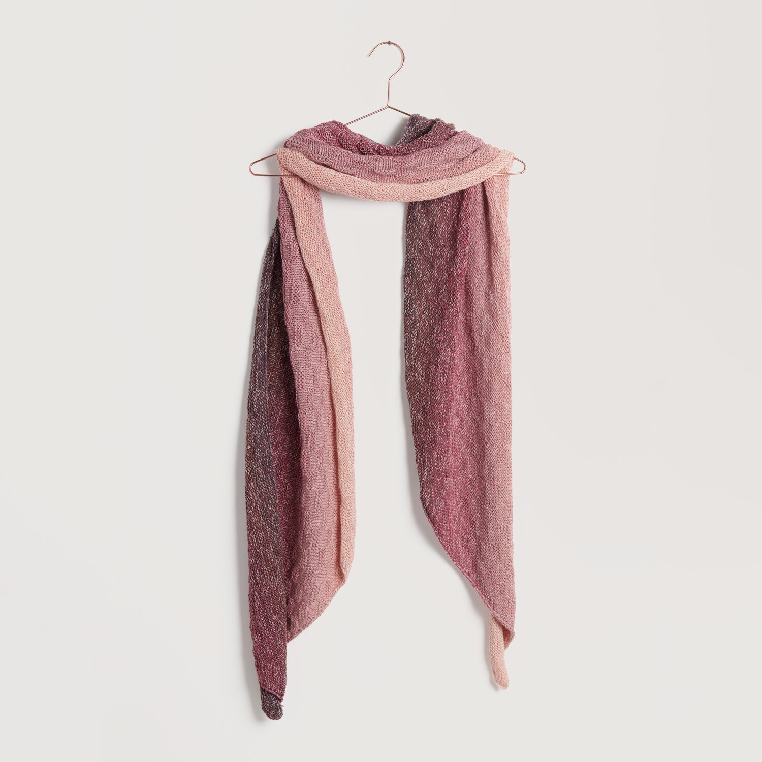 Strickset Tuch Modell 12 aus Lovewool No. 22 in Puder und Beere, hängend auf einem Kleiderbügel.