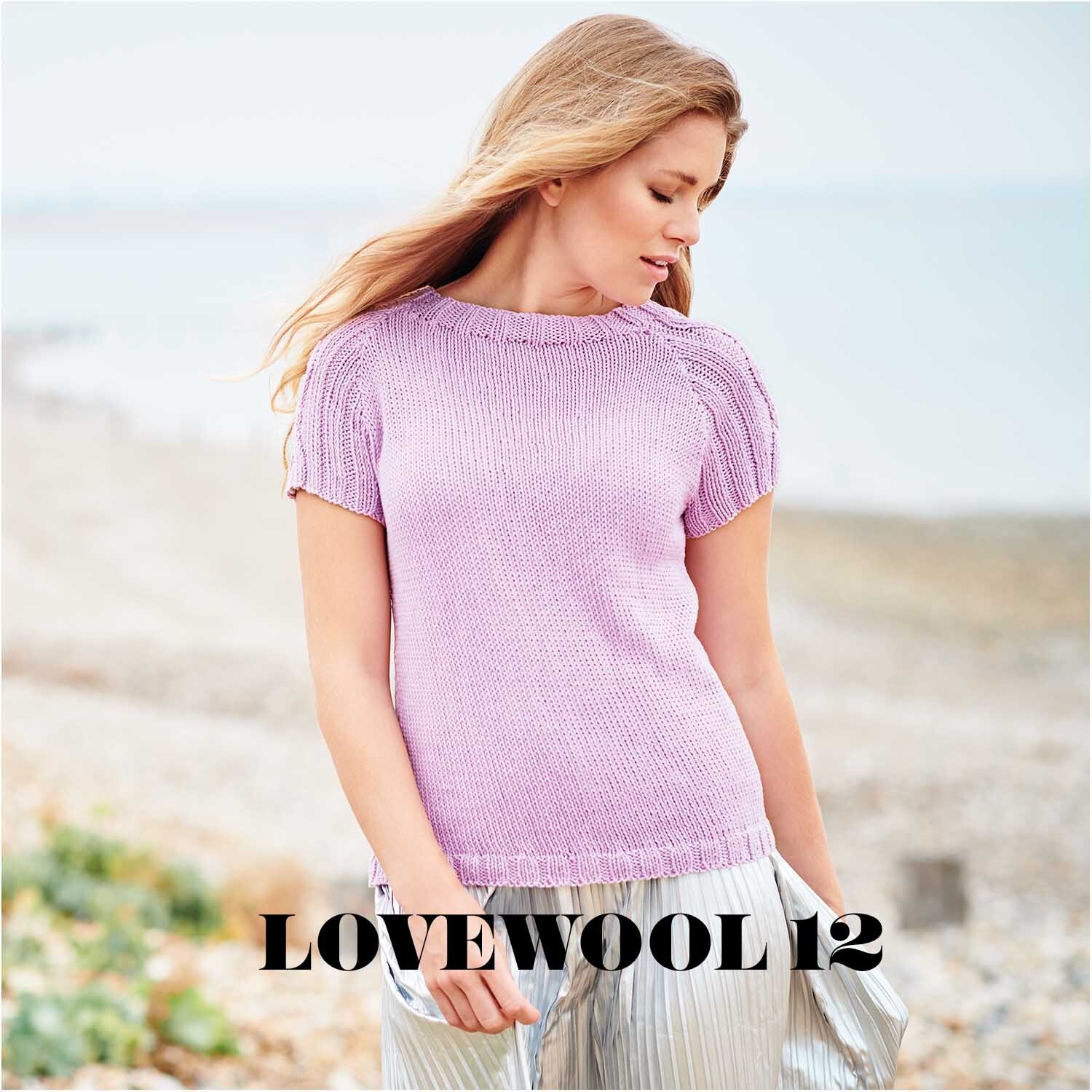 Essentials Organic Cotton aran: Frau am Strand in fliederfarbenem Strickoberteil von Rico Design.