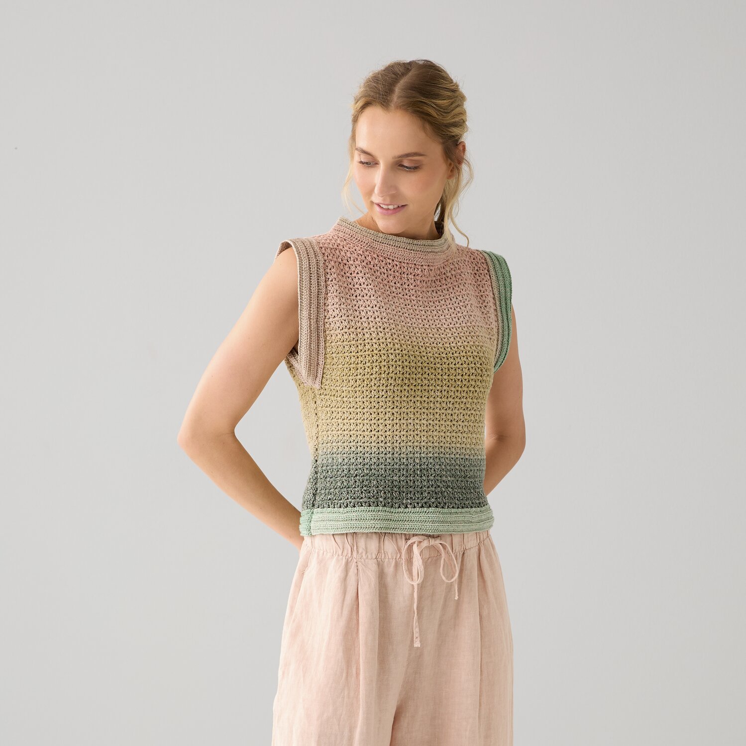 Häkelset Top Modell 09: Ärmelloses Oberteil in sanften Farbverläufen, ideal für den Sommer.