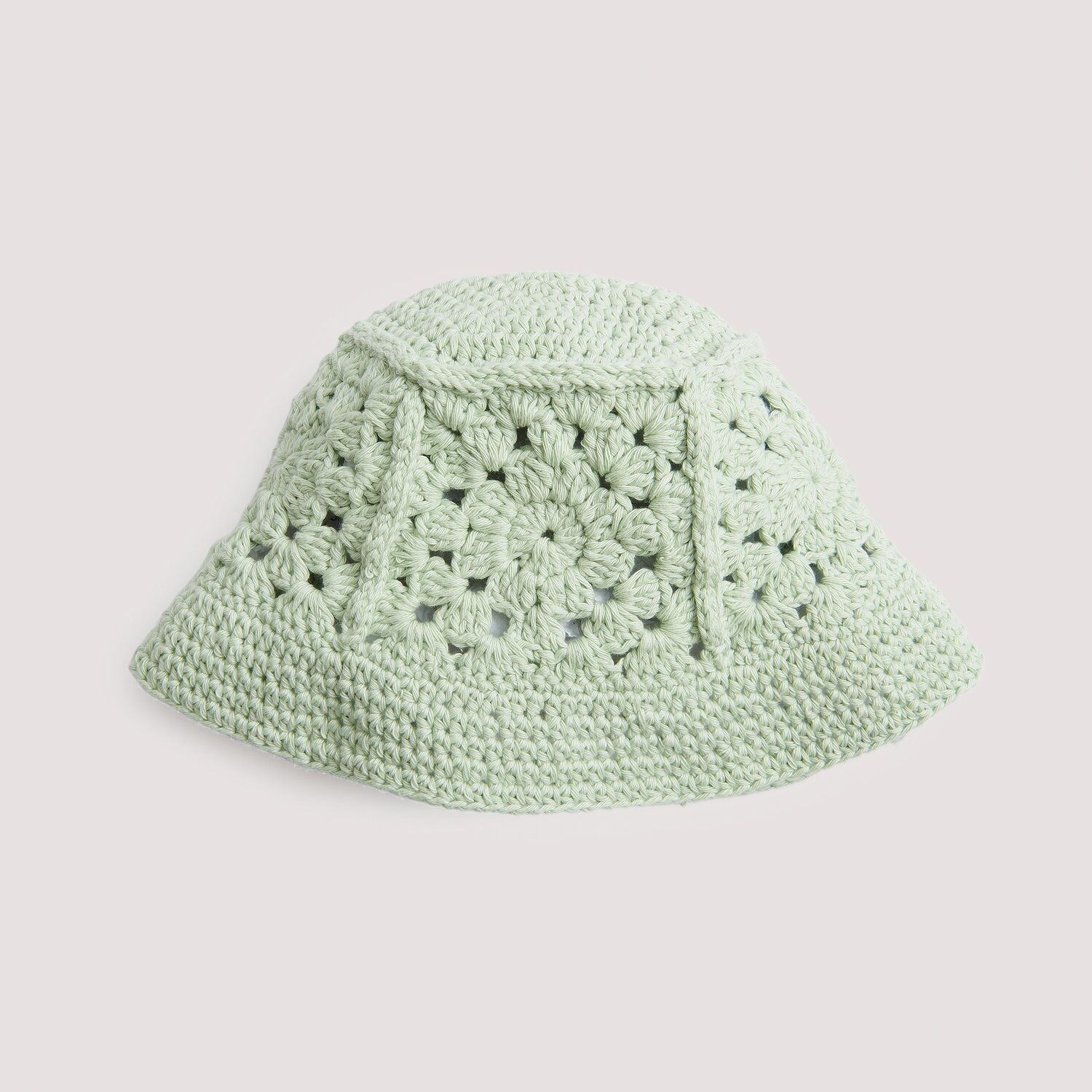 Häkelset Bucket Hat Modell 06 in sanftem Grün, handgefertigt mit detailliertem Muster. Ideal für stilvolle, sommerliche Outfits.