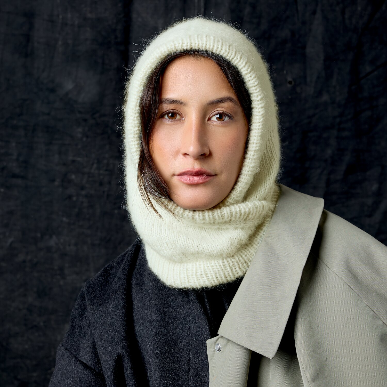 Strickset Kaputze Modell 04 aus Luxury Knits Little Pieces, weiche helle Strickkapuze aus flauschigem Garn, getragen zu zweifarbigen oversized Mänteln