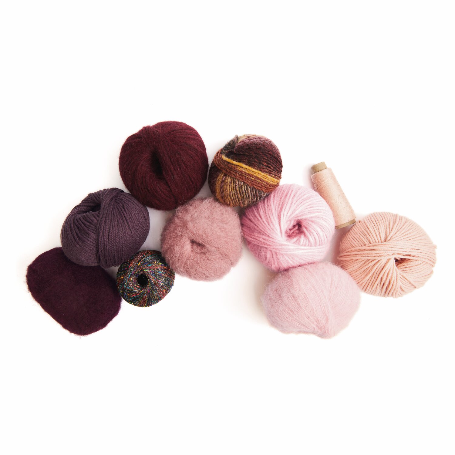 Made by Me No. 21 Herbst-Winter: Verschiedene Wollknäuel in Rosa- und Lilatönen, ideal für kreative Strickprojekte.