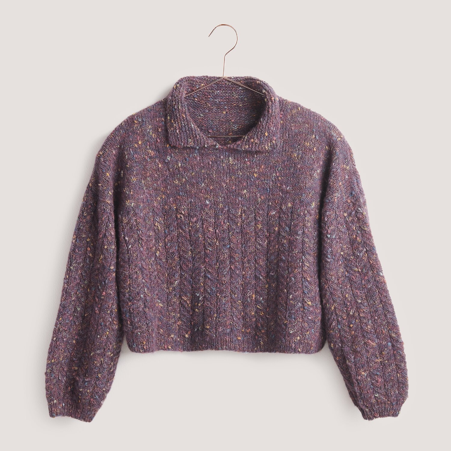 Gestrickter Pullover Gestrickter Pullover mit Kragen in lila